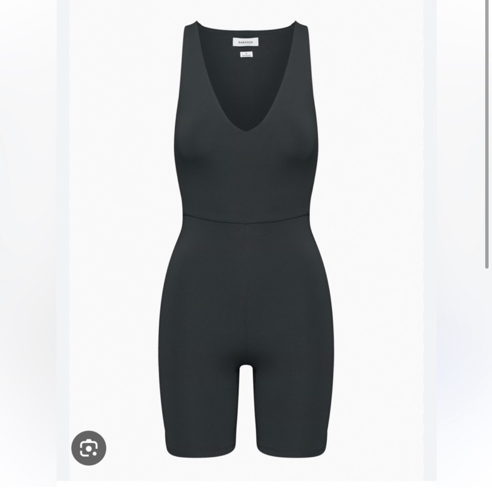 Aritzia Babaton Contour V-Neck black Romper – Size S